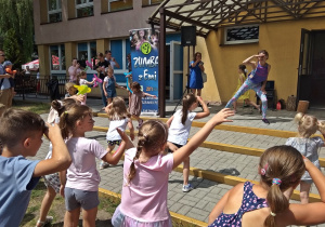 Dzieci tańczą układ pokazywany przez Panią tancerkę